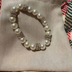 Elegant Pearl Bracelet with Silver Accents